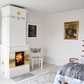 Borgholm hvit rektangulær kakkelovn med glassdør