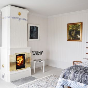 Borgholm hvit rektangulær kakkelovn med glassdør